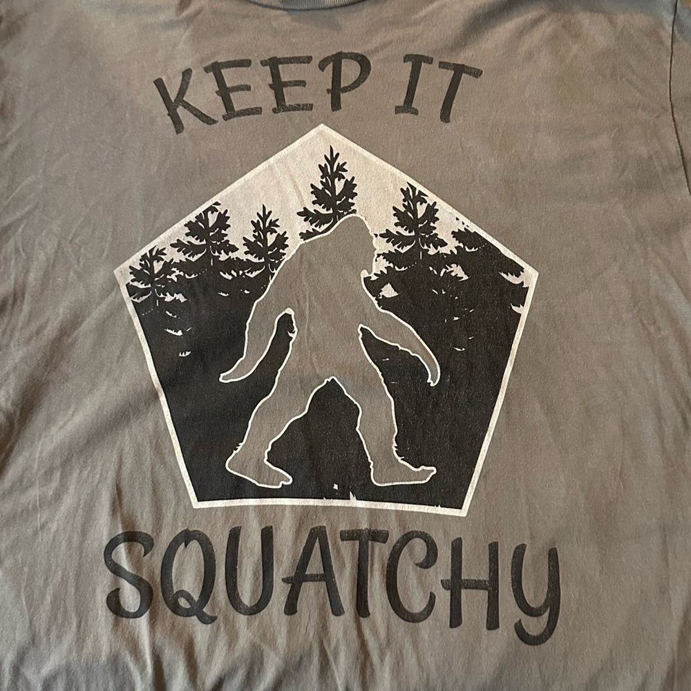 “Keep It Squatchy" T-Shirt, Grey Graphic Tee Big Foot Silhouette, Size 3XL Men's